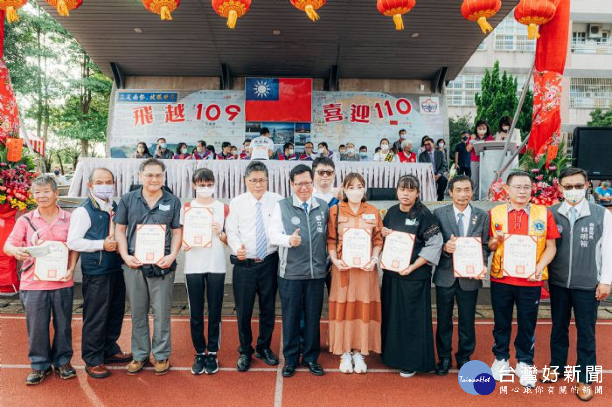 校方頒贈感謝狀，感謝各企業代表共同支持南勢國小。