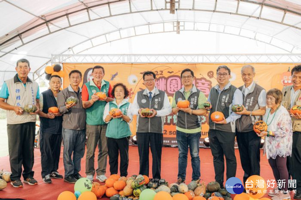 市長與來賓手拿造型南瓜,感受濃厚的萬聖節氣息。<br /><br />