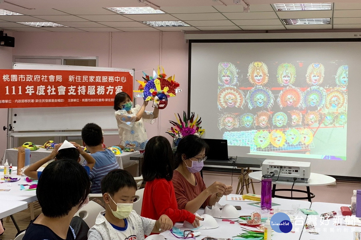 增加多元文化認識,桃園市政府社會局舉辦「菲」常好玩面具彩繪活動。