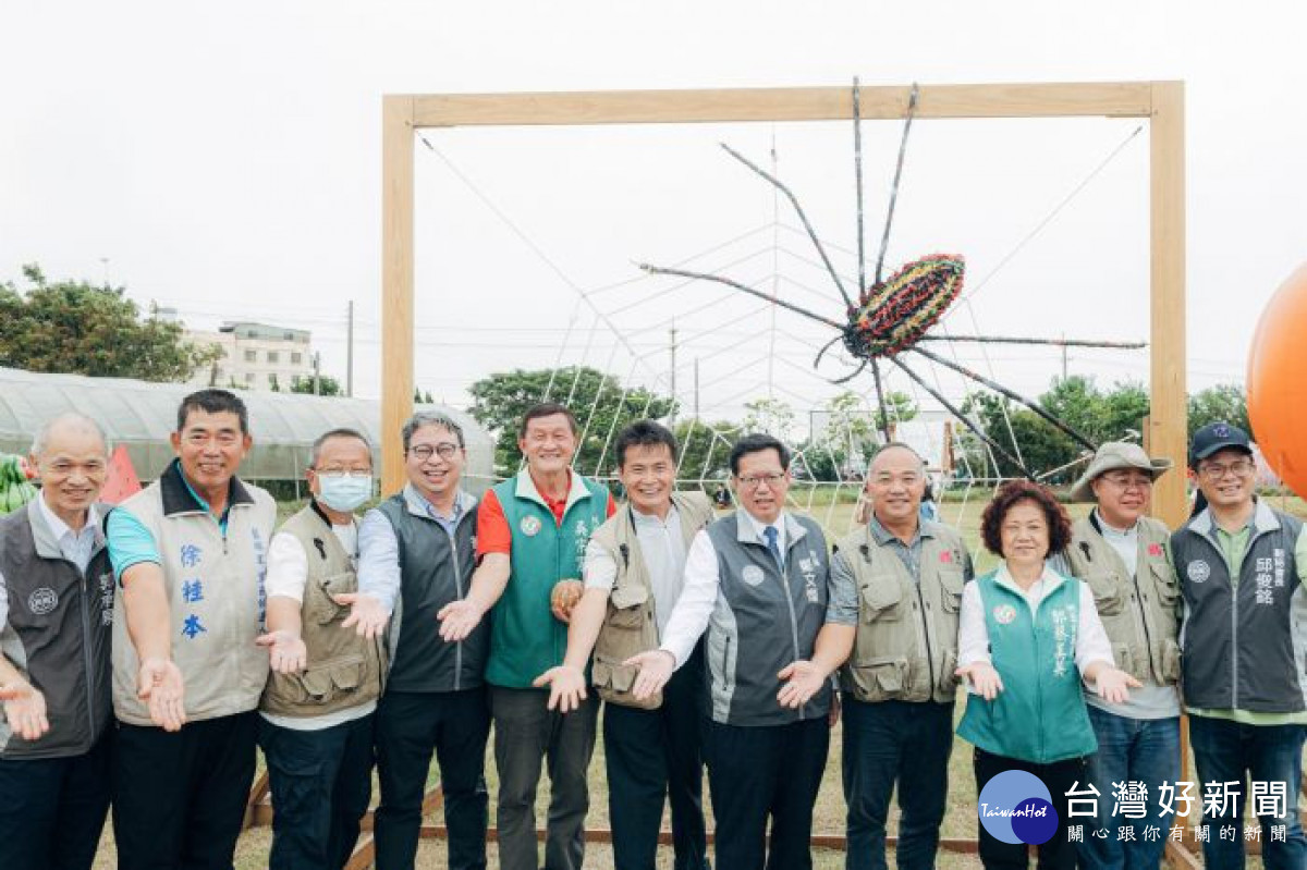 市長與來賓在裝置藝術作品前合影留念。<br /><br />