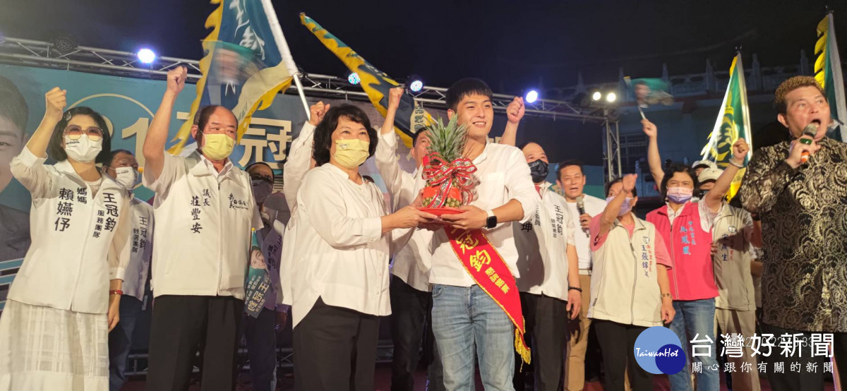 嘉義市西區市議員候選人王冠鈞22日下午成立競選總部,市長黃敏惠贈送鳳梨祝福王冠鈞高票當選/陳致愷攝影