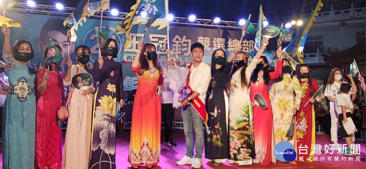 新住民後援會獻花力挺,祝福王冠鈞高票當選/陳致愷攝影