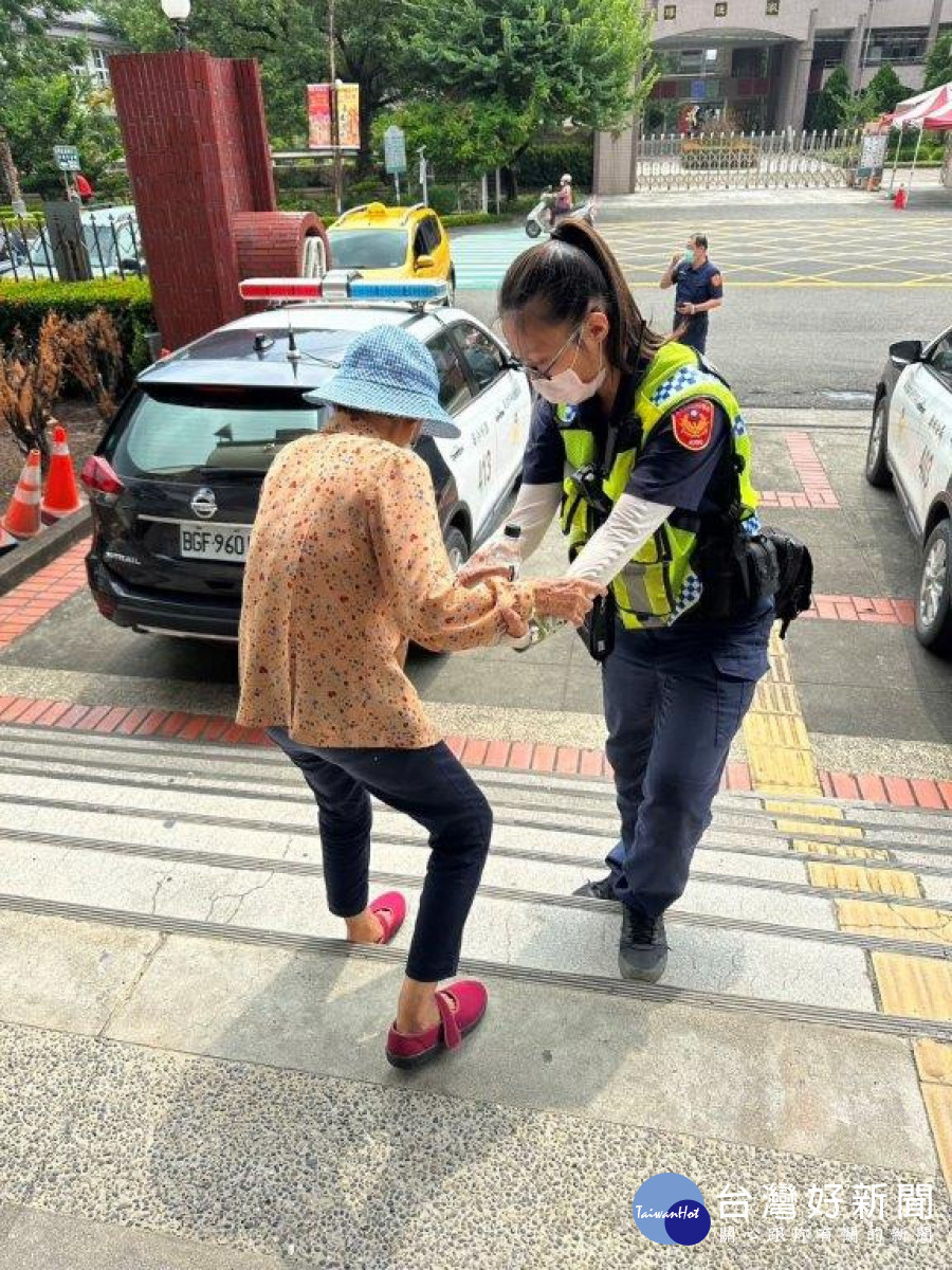 老婦外出迷途　細心女警協助平安返家