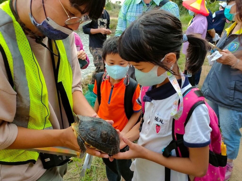埤塘志工向民眾解說埤塘生態與環境的關係,藉此推廣埤塘生態平衡的重要性。