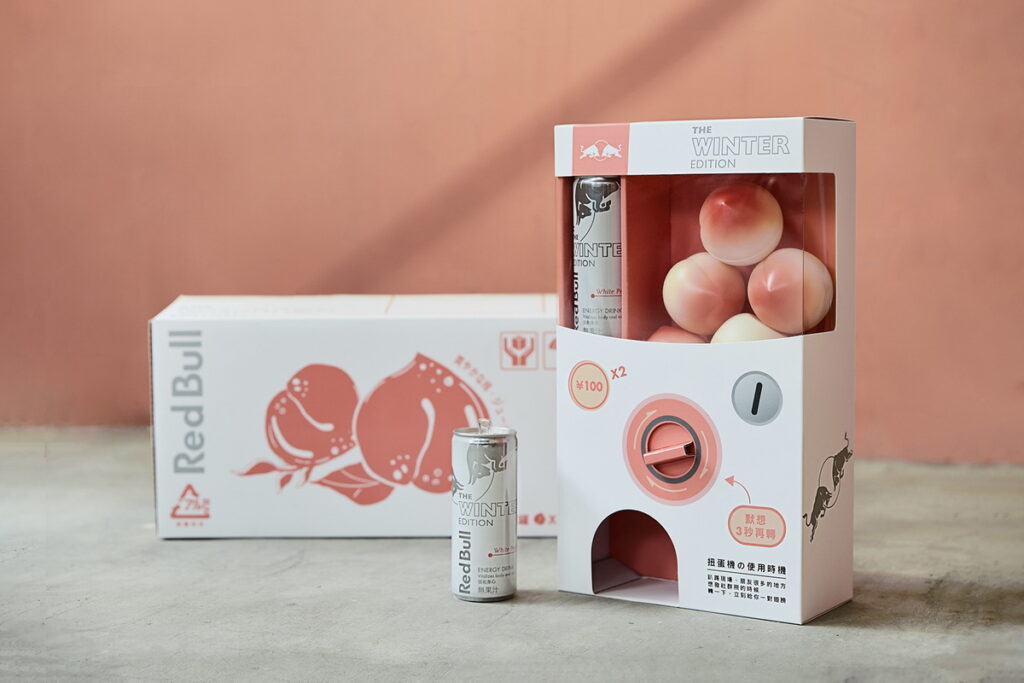 Red Bull推出冬季限定新品白桃風味,只要完成IG濾鏡任務,即有機會獲得市值990元的白桃扭蛋機-