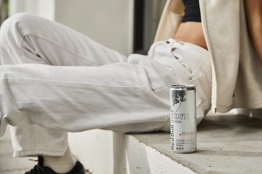 Red Bull推出冬季限定新品-Red Bull Winter Edition白桃風味,罐身換上雪花白,白桃甜而不膩的基調更與清爽氣泡完美融合