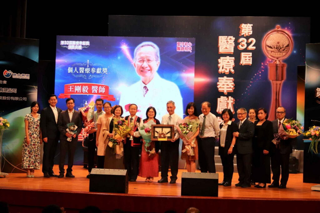東基醫療財團法人執行長呂信雄（右六，白衣）等醫院同仁及親友北上為王剛毅（左七，持獎座者）醫師祝賀。