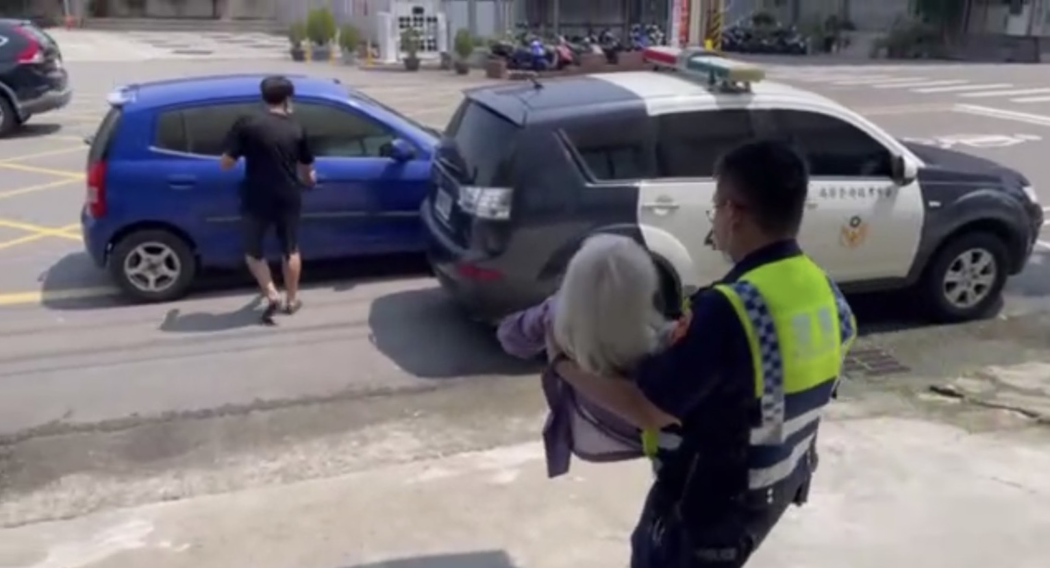 ▲筋疲力竭的白髮老嫗已經無法行走,員警將老嫗抱上警車 (圖/台中市警察局 提供)