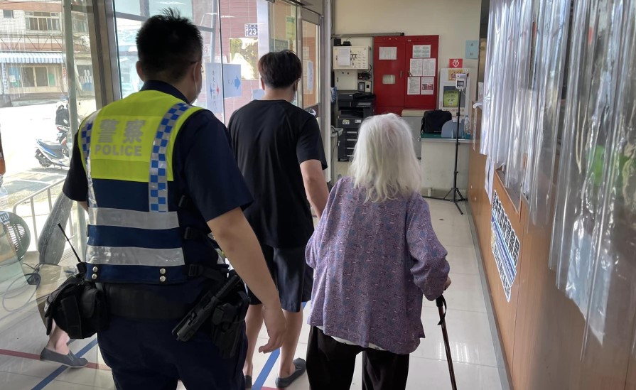 ▲家屬趕往派出所,將吳姓老嫗帶返家 (圖/台中市警察局 提供)