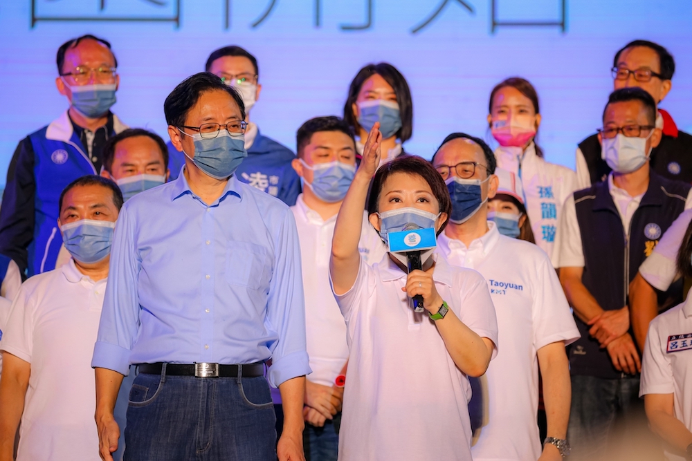 國民黨張善政謝龍介造勢 侯友宜盧秀燕鎮桃園 韓國瑜赴台南 25 22日晚間,由國民黨主席朱立倫領銜,新北市長侯友宜、台中市長盧秀燕以及桃園市議長邱奕勝、國民黨立委呂玉玲和萬美玲等,現身競總成立大會,力挺桃園市長候選人張善政。