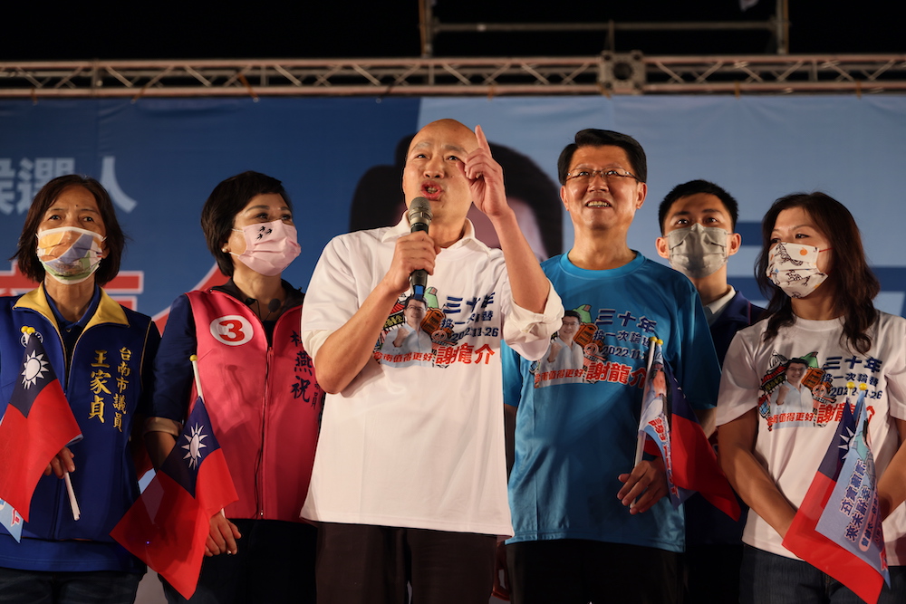 國民黨張善政謝龍介造勢 侯友宜盧秀燕鎮桃園 韓國瑜赴台南 26 22日晚間,前高雄市長韓國瑜現身台南市長候選人謝龍介競總成立大會,為謝龍介打氣。