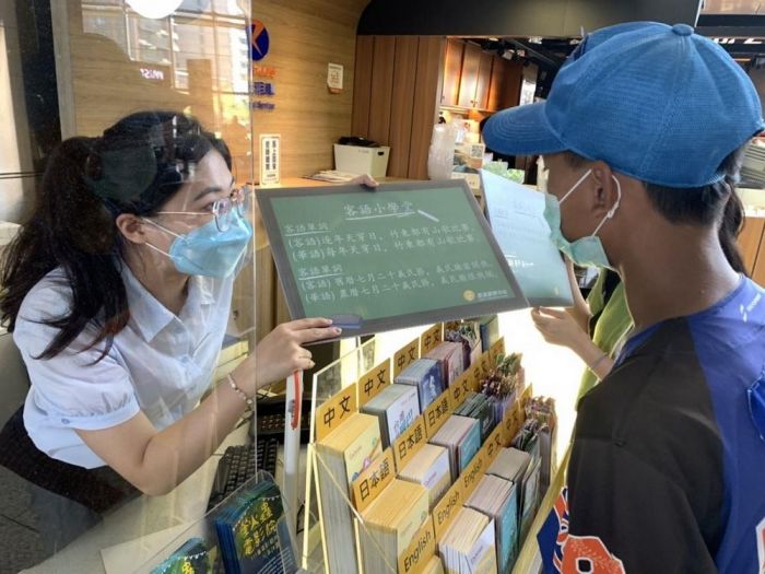新竹縣行銷觀光 旅服中心說客語送文青風明信片