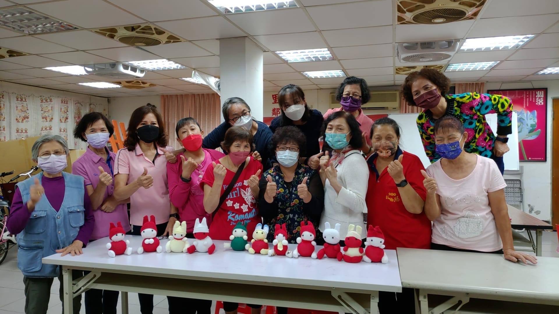 圖片說明:新北市議員曾煥嘉舉辦襪子娃娃製作教學。(曾煥嘉服務處提供)