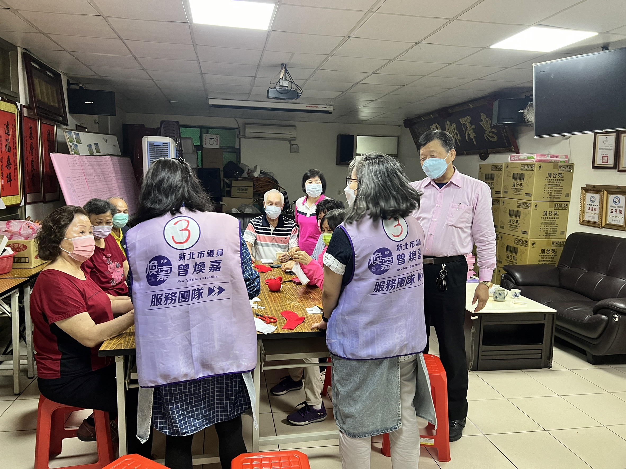 圖片說明:老少同樂的畫面,讓曾煥嘉深受感動。(曾煥嘉服務處提供)