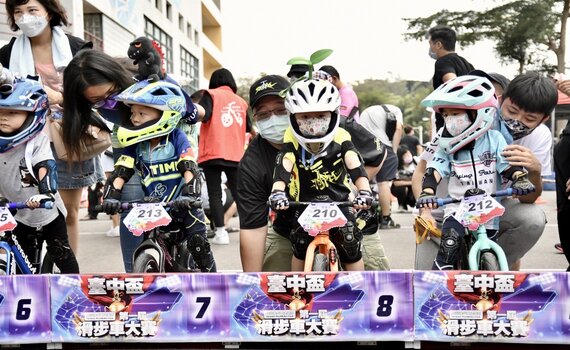 首屆台中盃滑步車大賽熱鬧登場 最小2歲萌騎士帥氣過彎