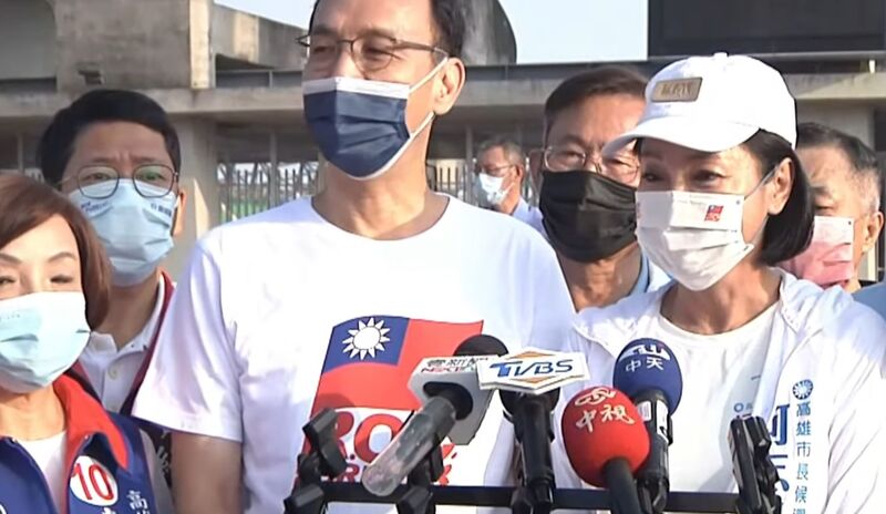 漾新聞|基進燒黨旗傷及警分局長 柯志恩認應予譴責 朱立倫指台灣民主的悲哀