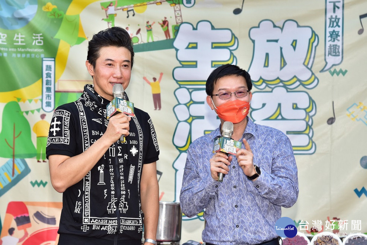 放空生活節邀請久違螢光幕的「阿鴻上菜」主持人陳鴻到東勢現場煮養身甜品桃膠。
