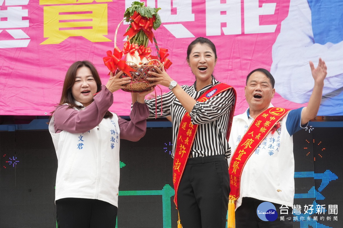 馬文君立委等人相贈吉祥物好彩頭等。(許淑華競選總部提供)
