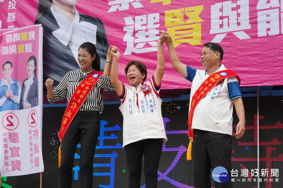 前中寮鄉長陳月英攜手兩候選人代表傳承加油。(許淑華競選總部提供)