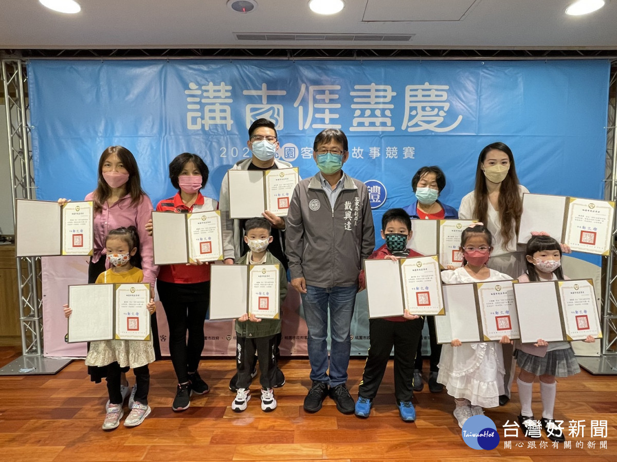 幼兒親子組前三名得獎者合照。<br /><br />