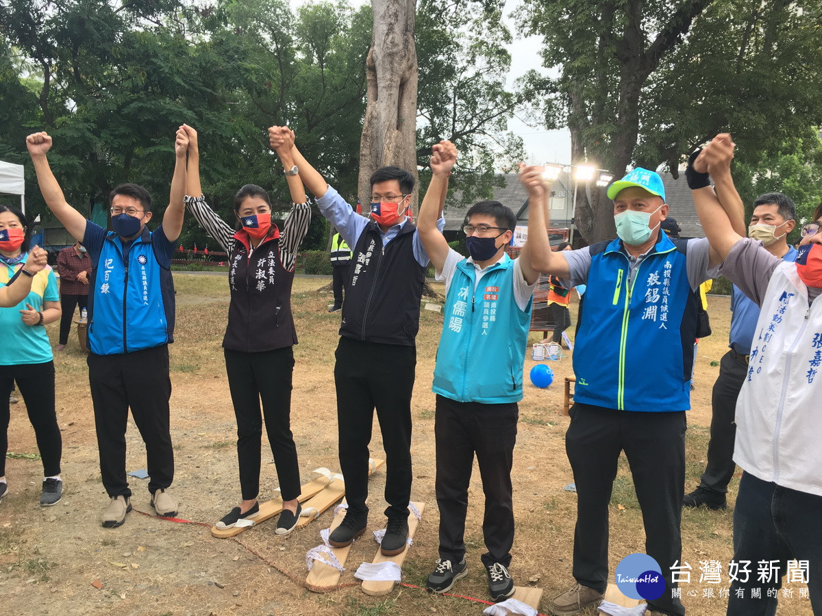 許淑華、張嘉哲與議員候選人一起加油。（記者扶小萍攝）