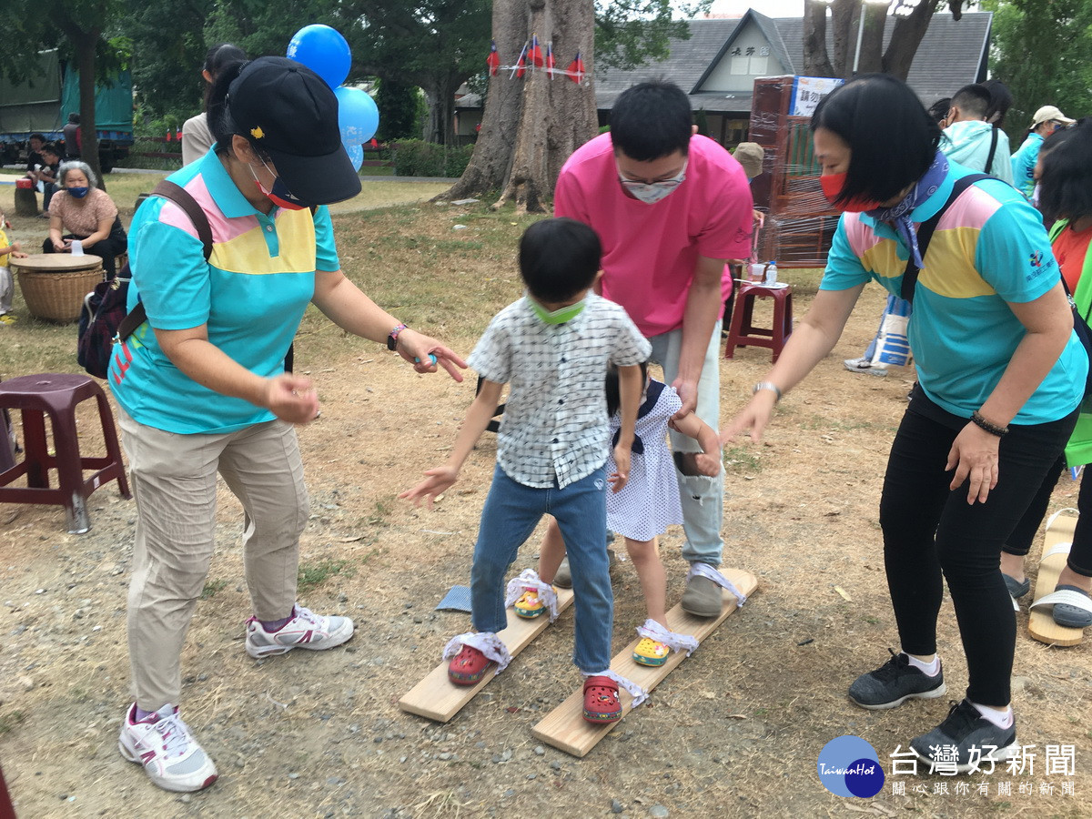 兩人三腳親子同樂。(記者扶小萍攝)