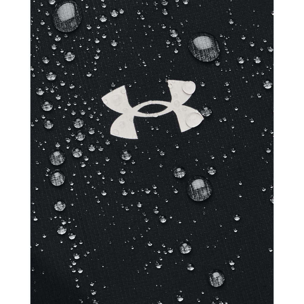 UA STORM系列服飾外層採用DWR塗料材質,能確保雨水落在表面時不會被布料吸收,有效防止雨水滲透。