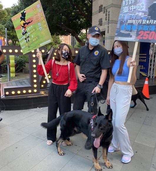 ▲帥氣警犬瞬間吸引大批市民合照打卡 (圖/台中市警察局 提供)