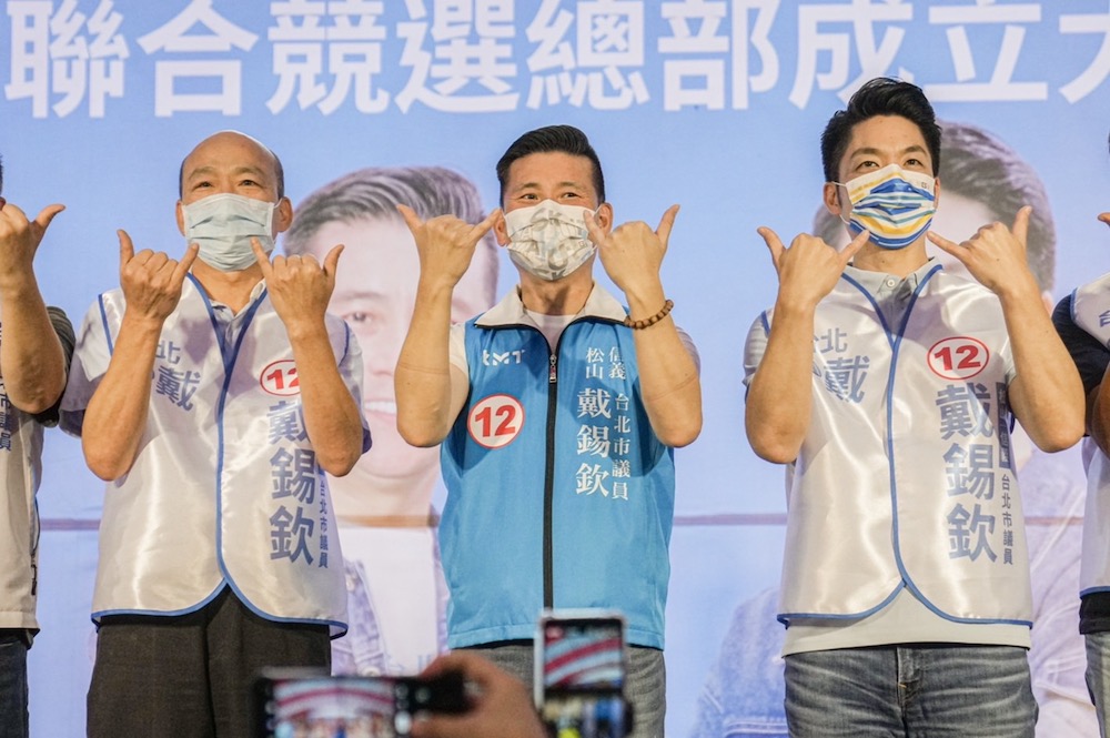 國民黨台北市長候選人蔣萬安23日，出席國民黨台北市議員戴錫欽競總成立大會。前高雄市長韓國瑜更現身力挺。
