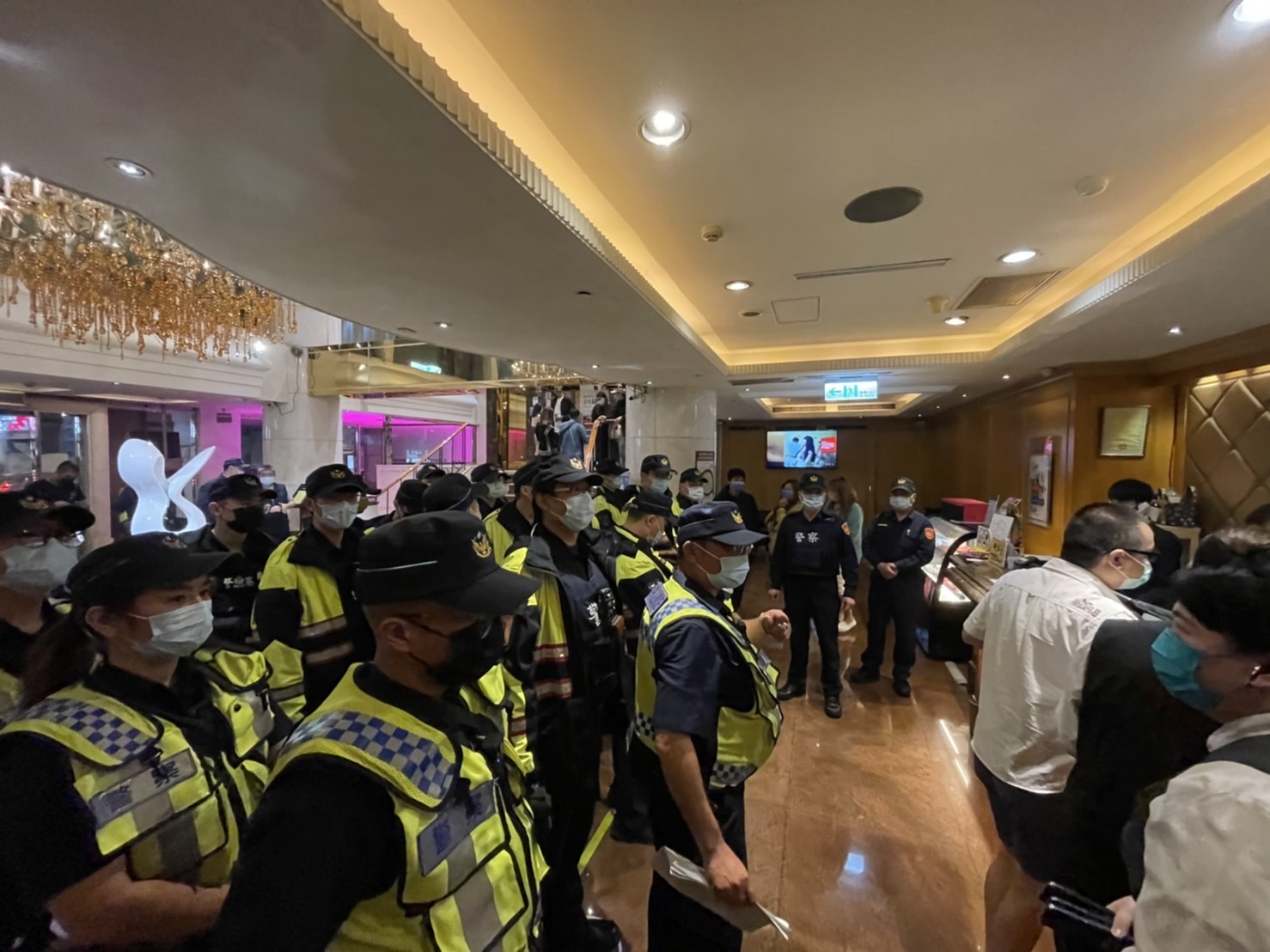 圖片說明:鑑於選情進入白熱化,板橋警為維護治安針對轄區重點區域實施擴大臨檢。(記者戴昱弘翻攝)
