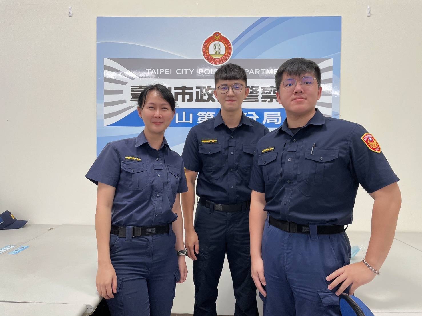 圖片說明:景美所員警林嘉縈(左)、林冠廷(中)、虞鈞翔(右)助老翁返回家人身邊。(記者趙靜姸翻攝)