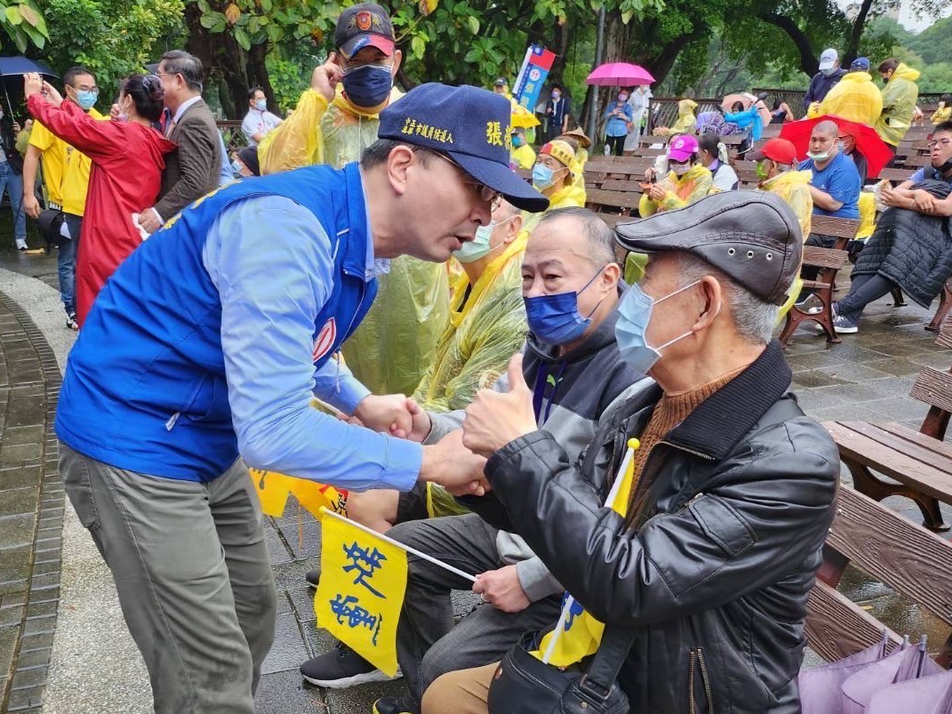圖片說明：張榮法（左二）認真傾聽民眾心聲，承諾若有幸當選將盡心服務。（記者趙靜姸攝）