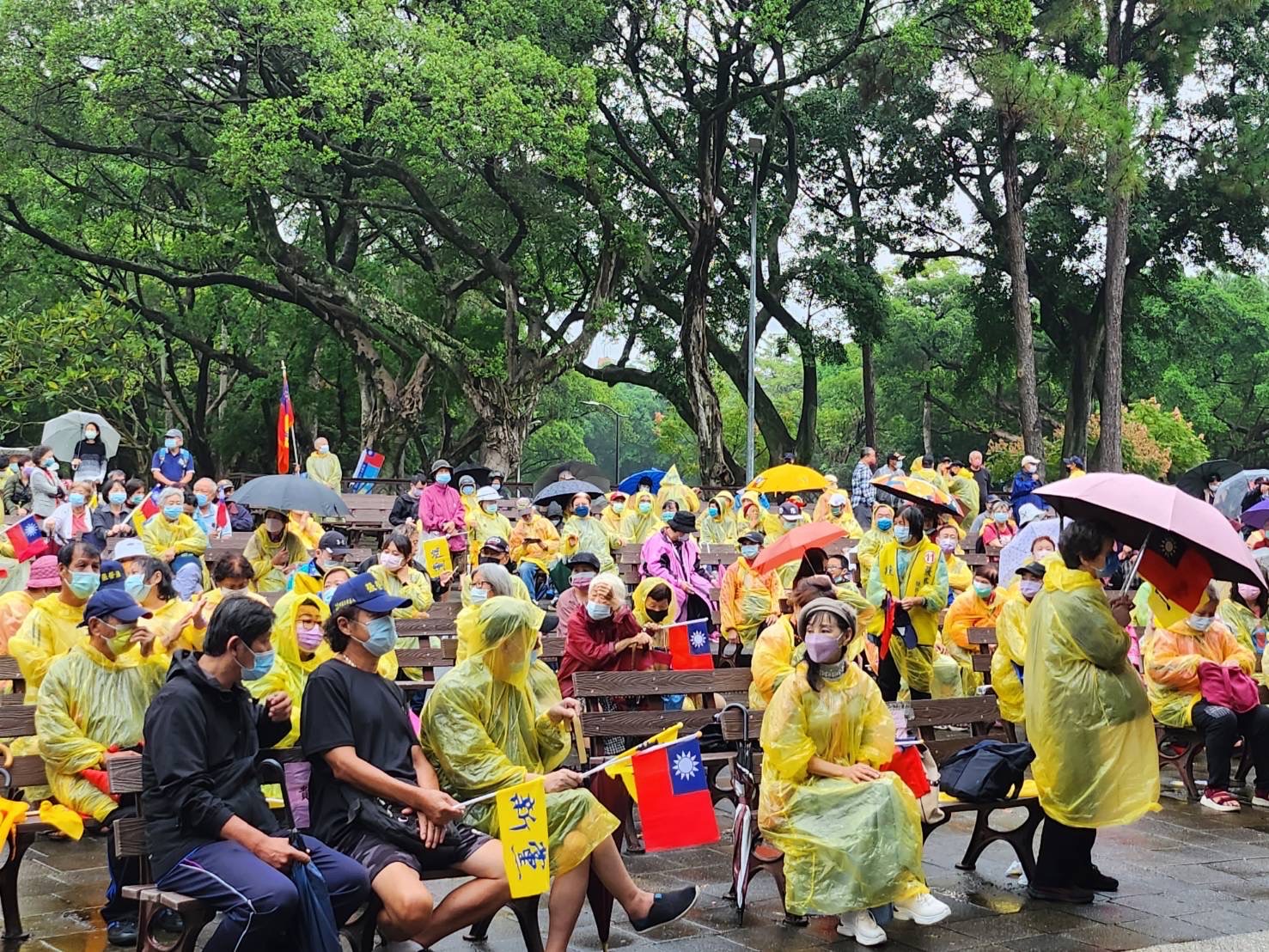 圖片說明：即便天候不佳，民眾仍不畏風雨到場支持。（記者趙靜姸攝）