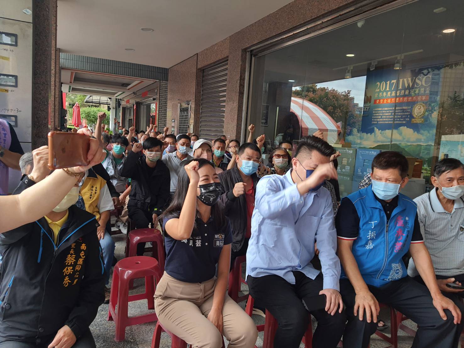 圖片說明：好人緣的中市豐樂里4號候選人蔡奇洲造勢大會，除立法委員張廖萬堅、台中市議員劉士州、朱暖英及何文海親自站台力挺外，地方仕紳均親臨競選總部加油打氣，現場「凍蒜聲」不斷。（圖/記者林㤈輝翻攝）