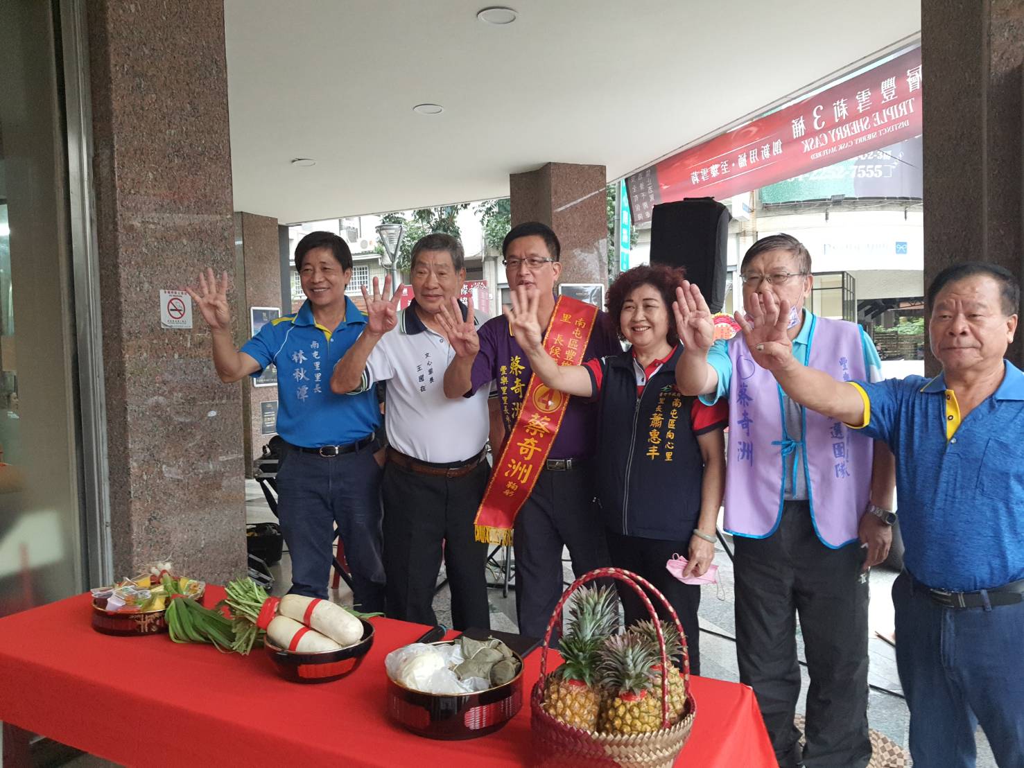 圖片說明：台中市南屯區豐樂里長4號候選人蔡奇洲（左3），現場後援會也響起再拚4年口號凍蒜聲不斷。（圖/記者林㤈輝翻攝）