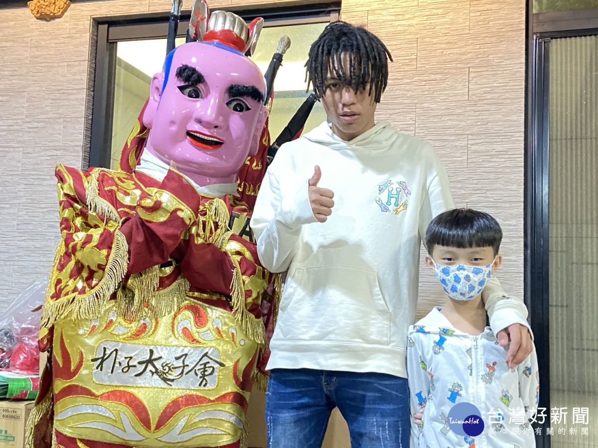 新銳饒舌歌手潮州土狗「50元的檳榔」連小朋友都琅琅上口,吸引小粉絲爭相合照/陳致愷攝影