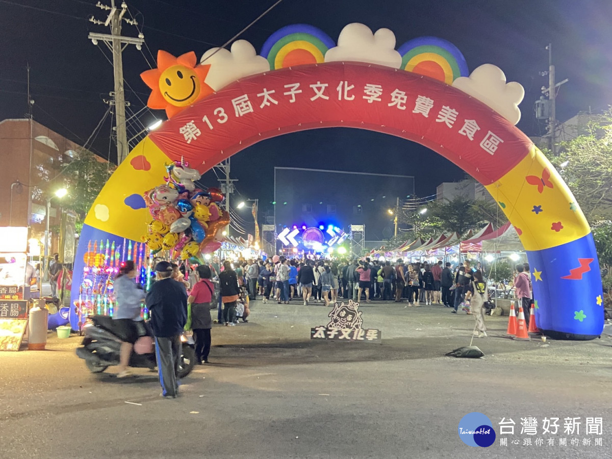 現場開放25攤飲食攤讓民眾吃喝到飽/陳致愷攝影