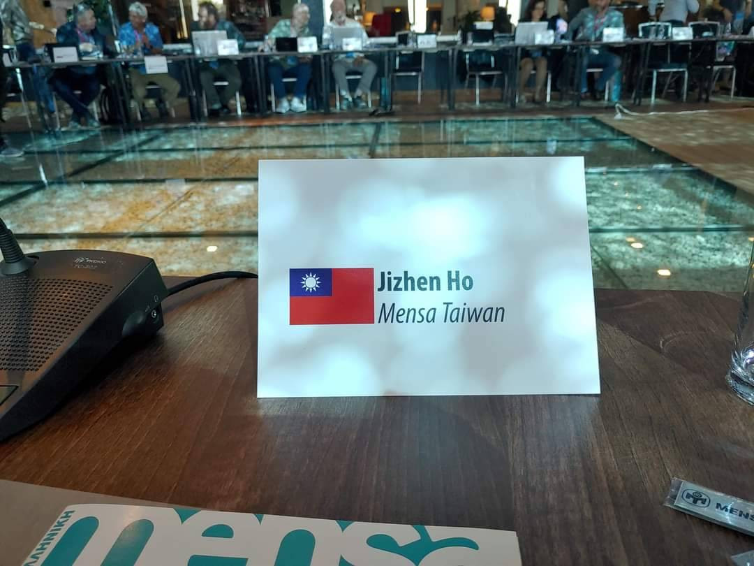 國際門薩年會中,台灣代表首度讓國旗飄揚在會場,並以「台灣」身份成為董事會一員。(圖/與會者提供)