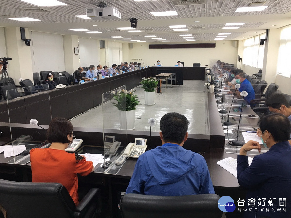 陳副縣長主持縣務會議強調從嚴取締違規排放污水的業者。（記者扶小萍攝）