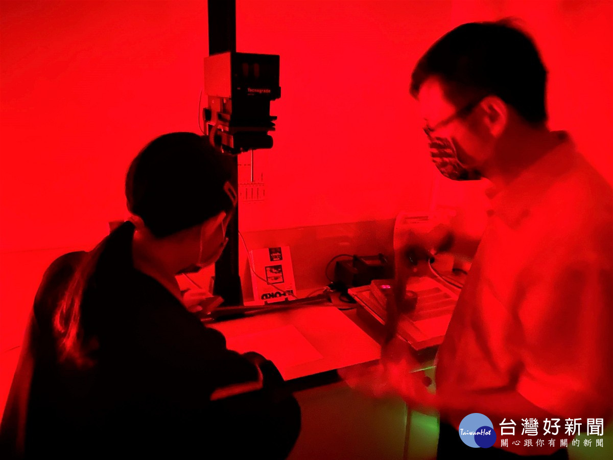簽約儀式會場上由學生帶領貴賓體驗傳統暗房設備,實際沖洗修復鶯歌地區早期照片