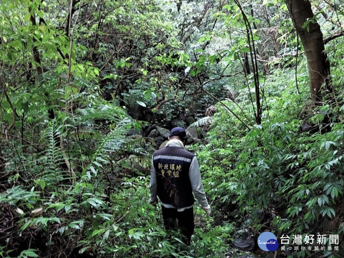 重案組同仁不懼辛勞於山區開路,於非法焚燒廢棄物處旁裝設監視器