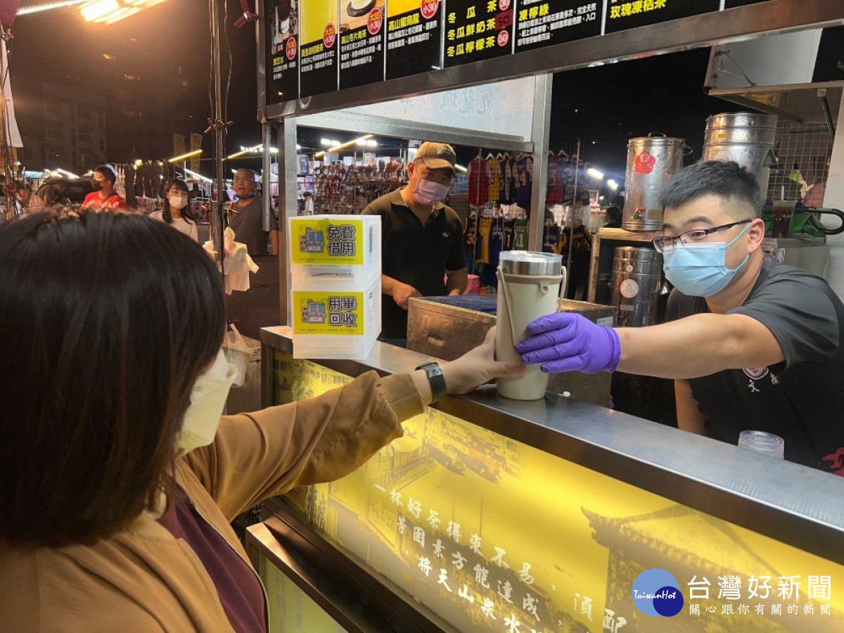 到大慶夜市自備環保杯買飲料或是自備餐盒消費都可以享優惠。(圖/臺中市政府環境保護局)