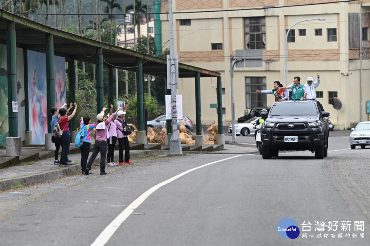 南投縣長候選人蔡培慧車隊掃街拜票。