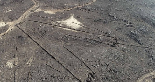 Aerial view of a kite in the Khaybar area of north-west Saudi Arabia. These ancient hunting structures were named ‘kites’ by aviators in the 1920s because, observed from above, their form is reminiscent of old-fashioned child’s kites with streamers. (Diaa Albukaai and K&eacute;vin Guadagnini, Khaybar Longue Dur&eacute;e Archaeological Project, RCU-Afalula-CNRS)