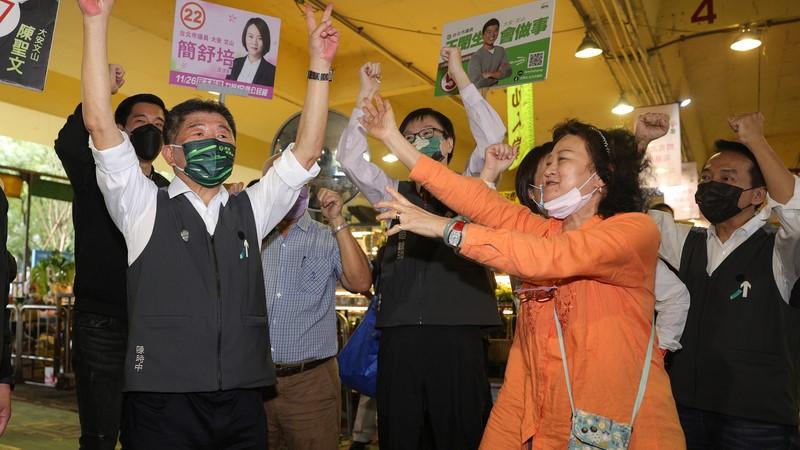 陳時中23日前往建國花市拜票,民眾高喊「凍蒜」,祝福陳時中高票當選。中央社