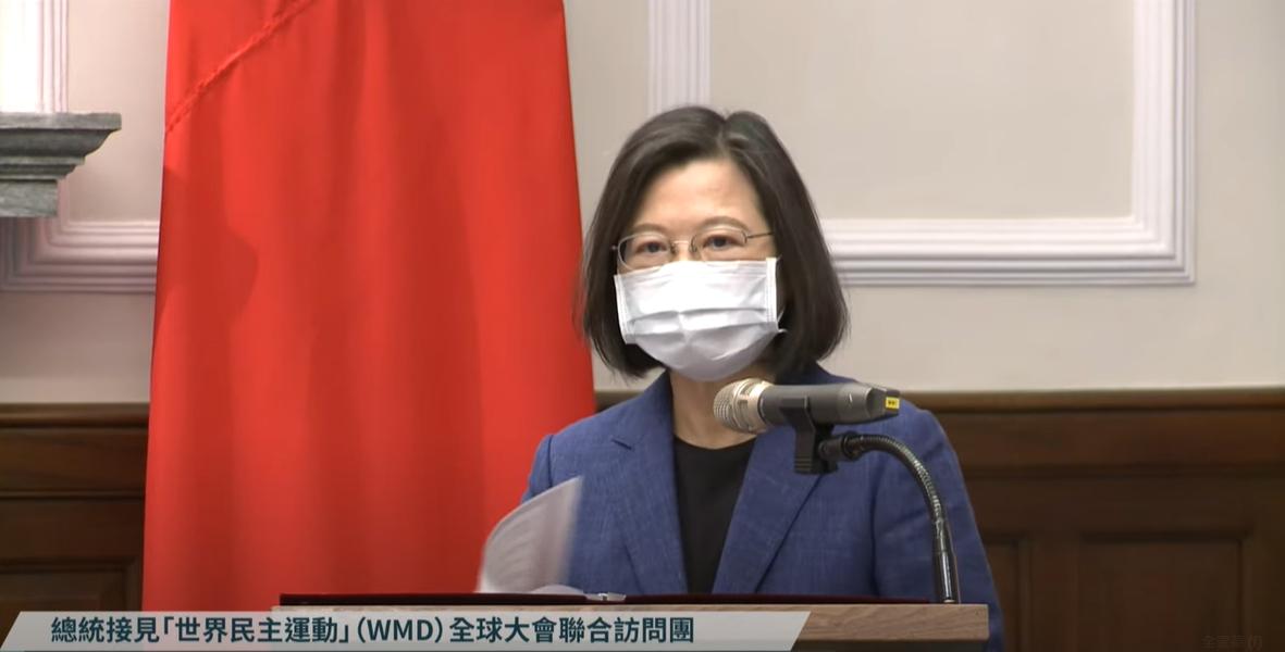 總統蔡英文24日上午接見「世界民主運動」全球大會聯合訪問團。翻攝總統府直播畫面