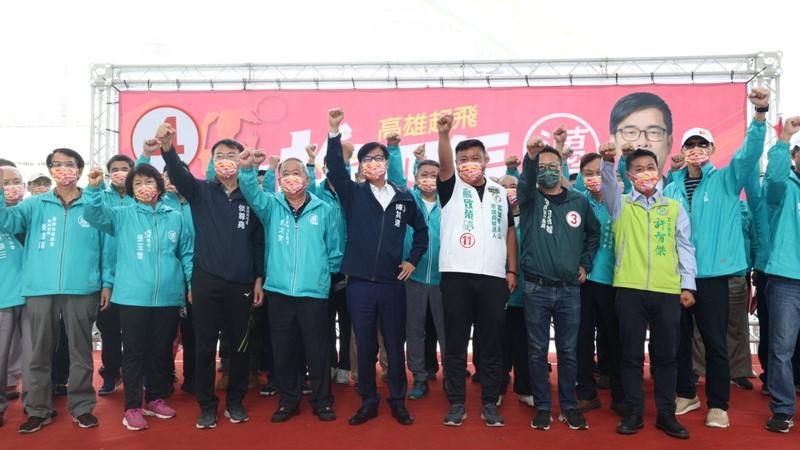 高雄市長陳其邁體育界後援會23日成立,找來前市長韓國瑜執政時期的運發局長許文宗(左4)任後援會長。陳其邁競選辦公室提供