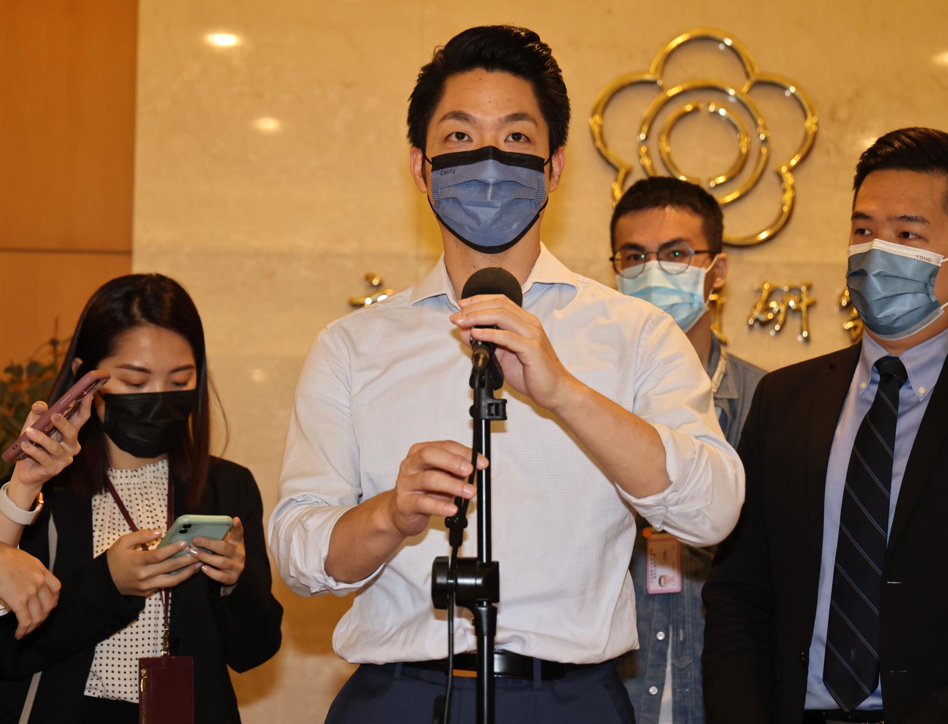 綠委指控蔣萬安違法抄錄揭露疫苗採購合約內容及片面公布,蔣萬安回擊批,民進黨圍剿他一人。資料照片/林啟弘攝
