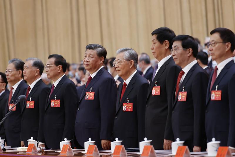 中共召開20大會議公布政治局常委名單,胡錦濤(前排右4)在會中被架走,引發議論。中新社提供