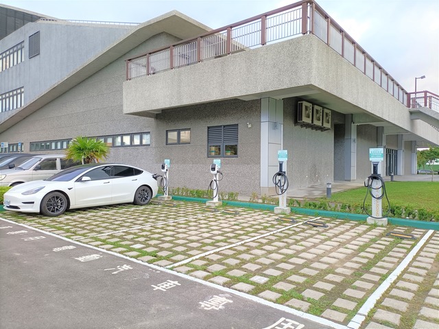 八里行政中心新增4座電動車充電樁.jpg